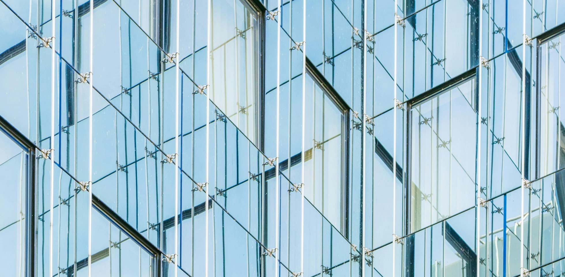 glasfassade eines monen gebäudes. symbolbild weiterbildung in immobilienwirtschaft