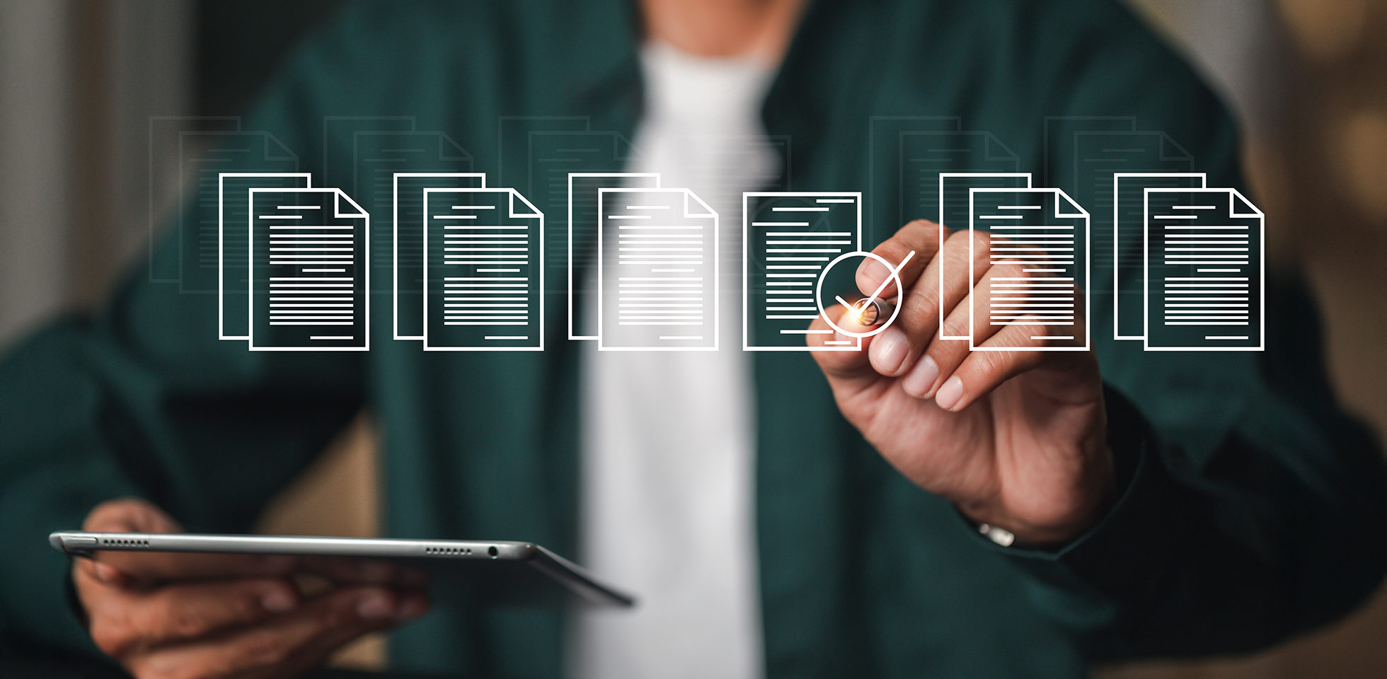 leistungscheckliste, geschäftsmann nutzt checklistenumfrage, ausfüllen einer digitalen formularcheckliste, betung vornehmen, fragebogen, betung, online-umfrage, online-prüfung. symbolbild dokumentenprozesse