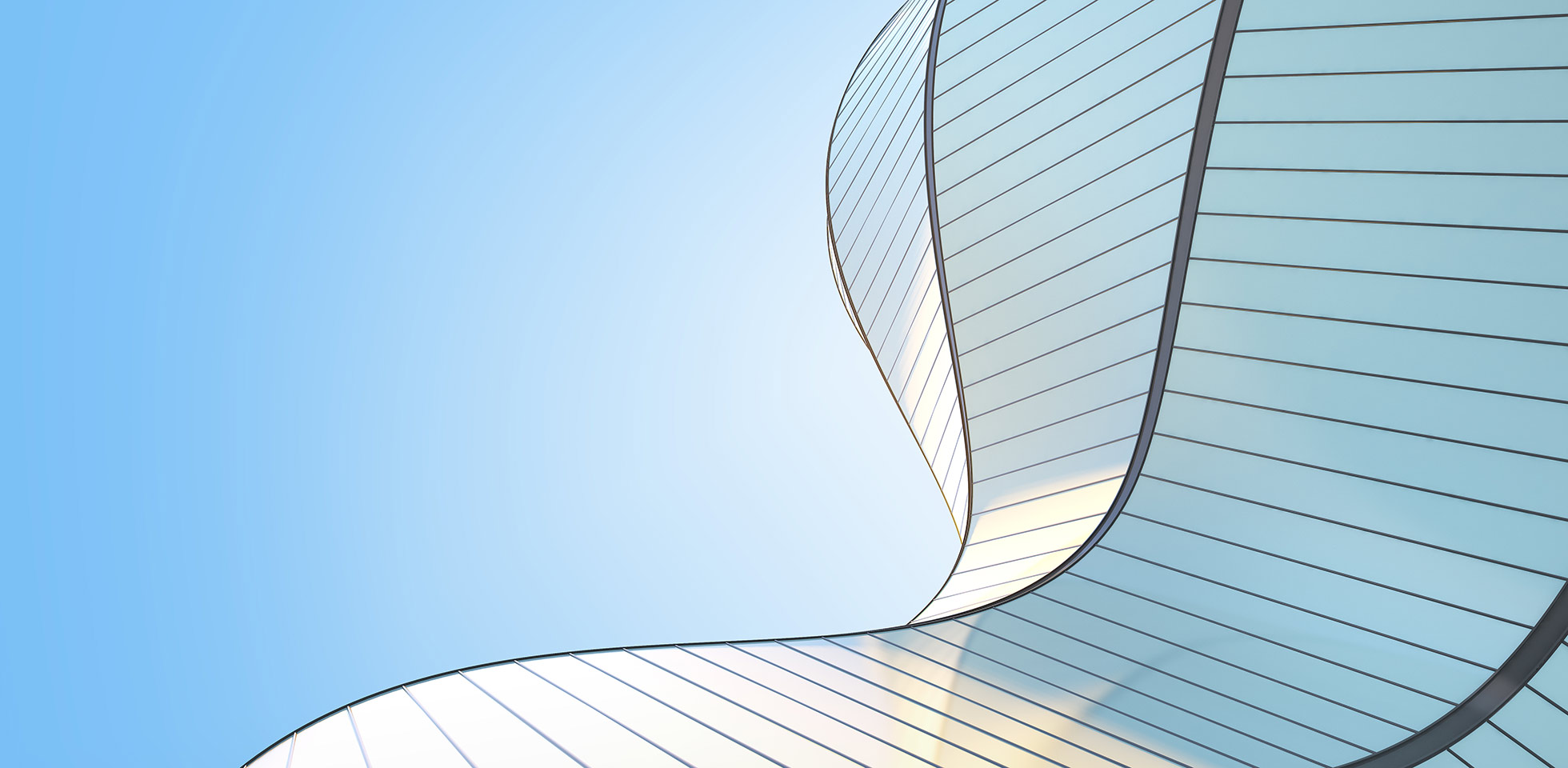 niedrige blickwinkelaufnahme einer futuristischen monen architektur, wolkenkratzer eines firmengebäudes, geschwungene form, 3d-rening. symbolbild fremdkapital