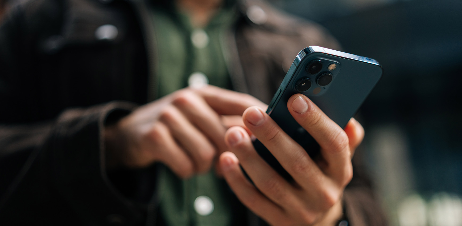 nahaufnahme  hände eines unbekannten mannes,  ein smartphone hält  benutzt, während er auf einer straße in  stadt steht, im internet surft, soziale men checkt  eine mobile anwendung nutzt. konzept  monen kommunikation. symbolbild phishing  ki