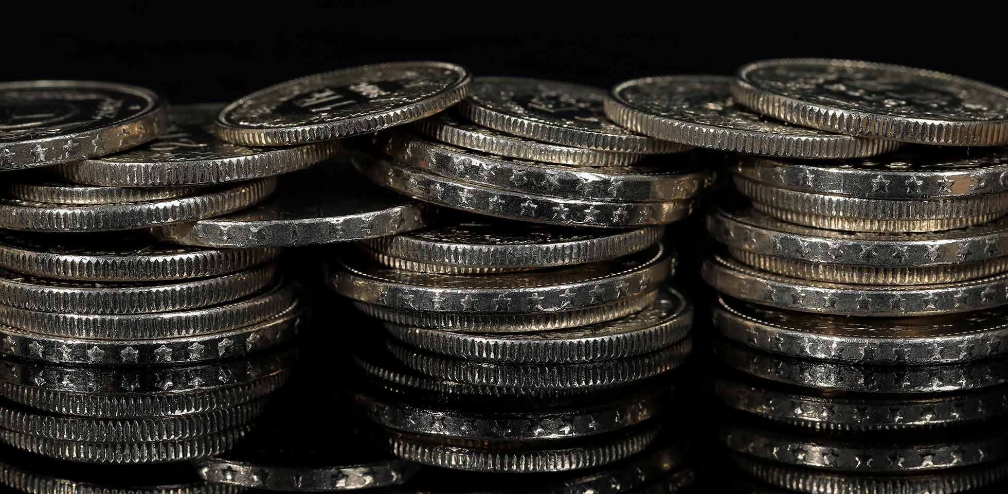 schweizer geld. schweizer franken-münzen, von denen einige aufgestapelt sind. chf-währung. symbolbild ruhestand geld