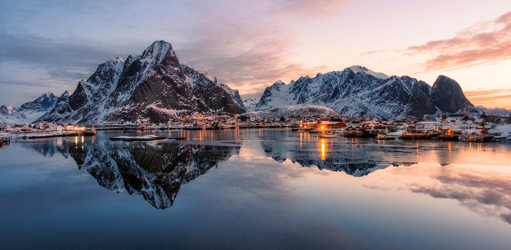 blick vom meer auf eine verschneite insel. symbolbild winterferien