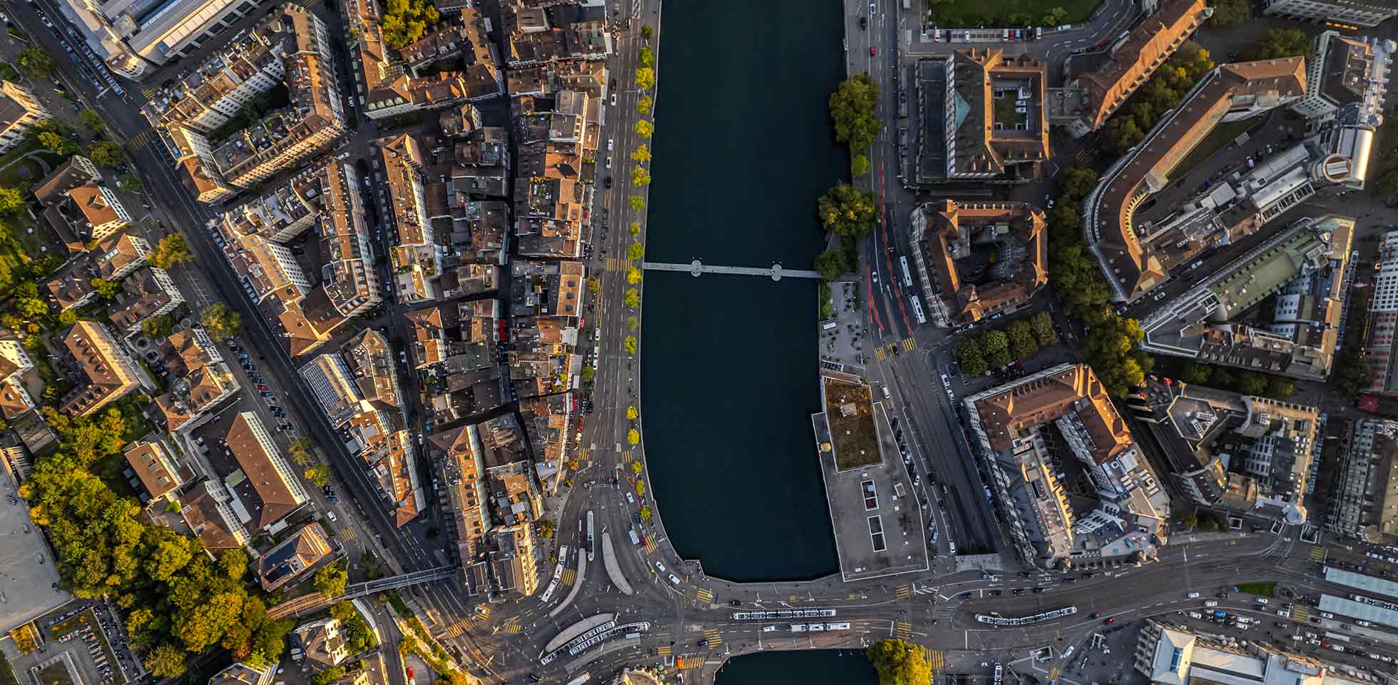 wunschöne luftaufnahme  stadt zürich in  schweiz –  limmat  ihren berühmten kirchen, gebäuden, flüssen  uhren. symbolbild zürcher vorkaufsrecht
