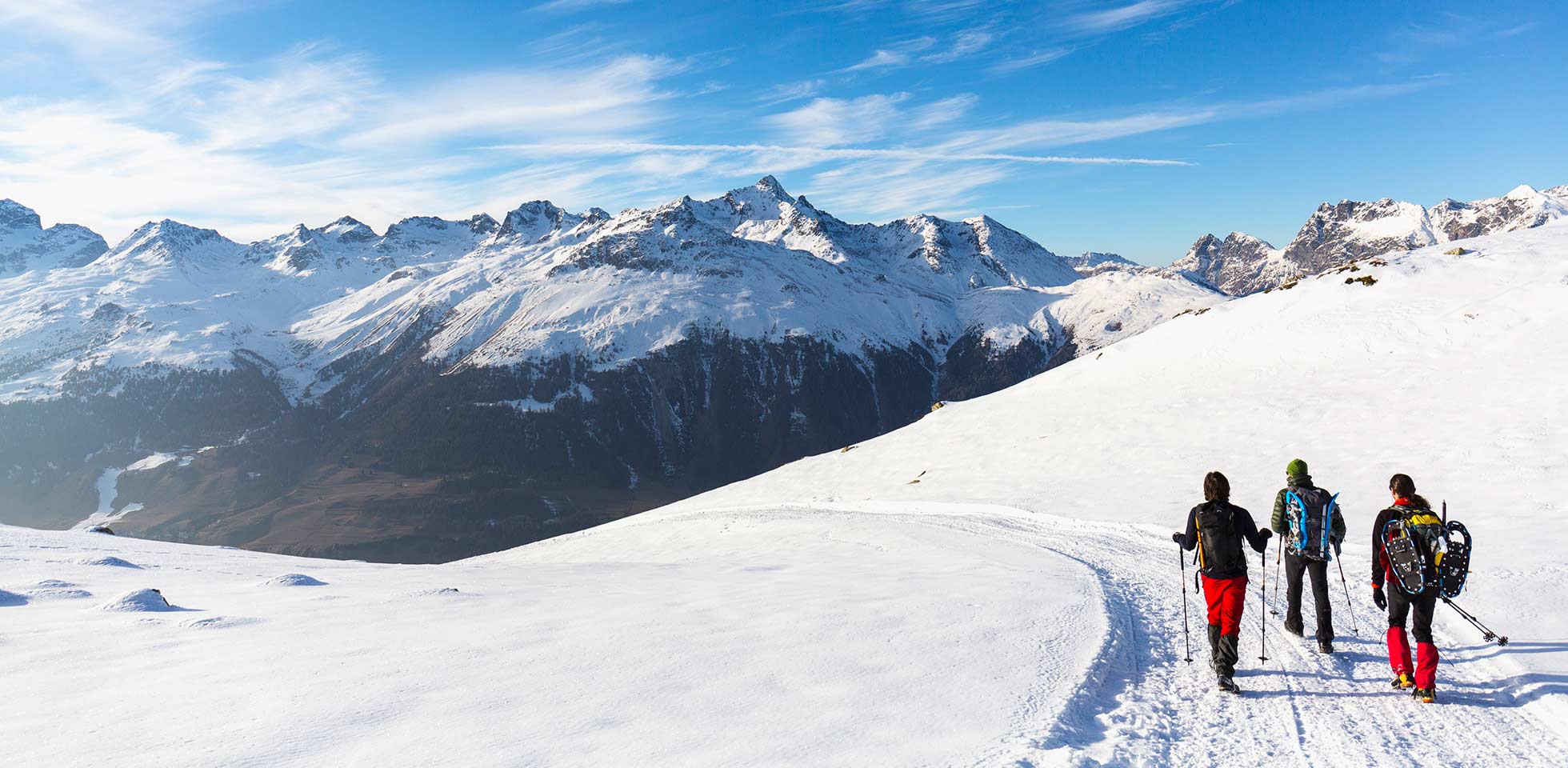 waner auf einer schneebedeckten straße im hochgebirge. symbolbild schweizer winter