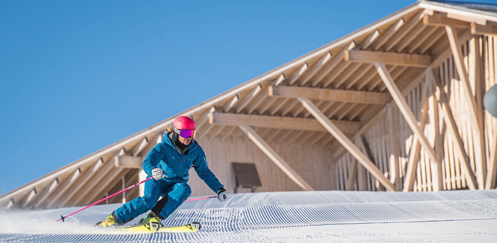 skifahrerin vor dem gipfelgebäude chäserrugg, entrfen von herzog & de meuron