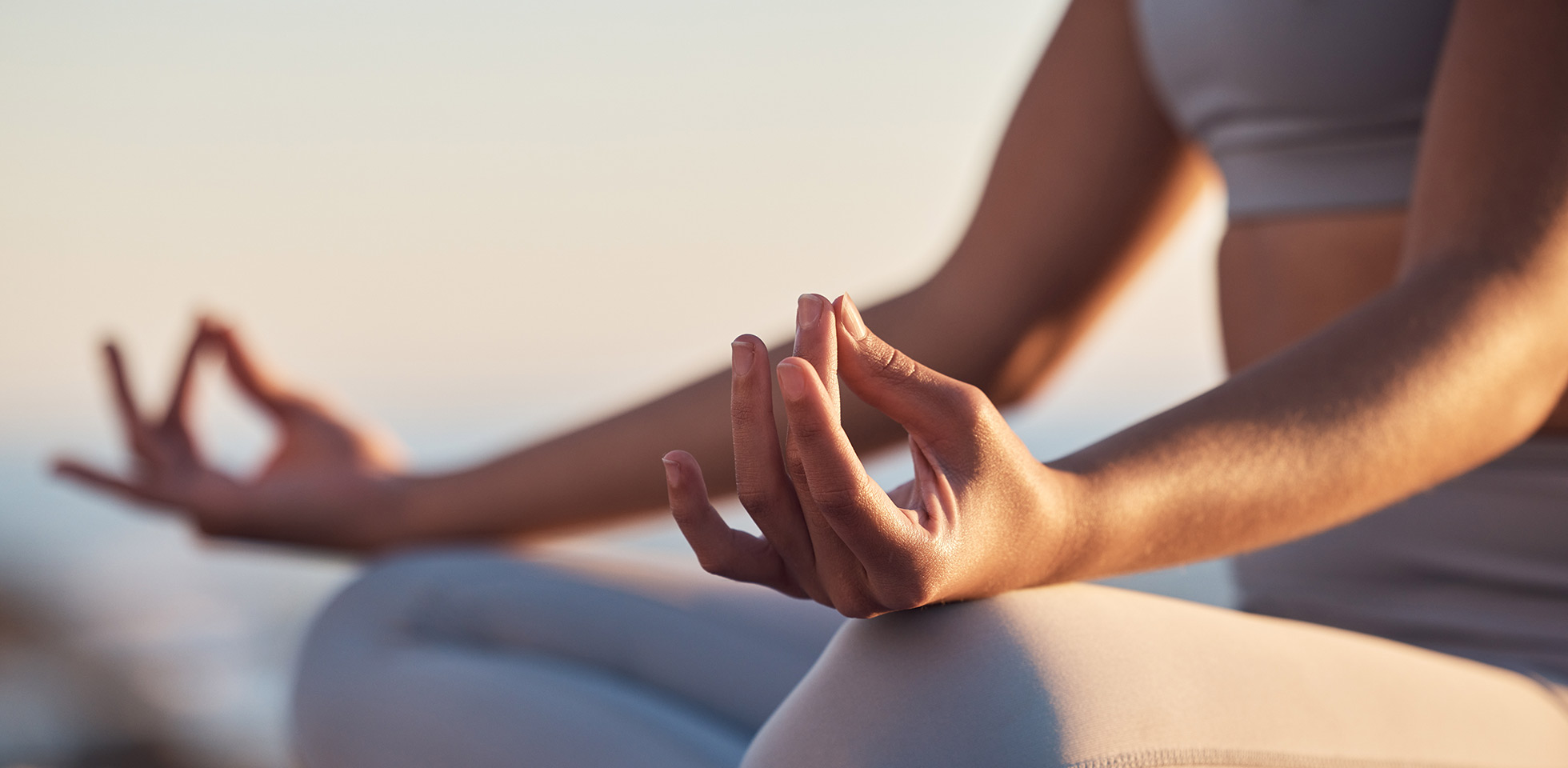 frau, hände o lotussitz-meditation am sonnenuntergangsstrand, ozean o meer in geistiger gesheit, geistestraining o chakra-balance. zoom, frieden o zen-yogi in ruhiger mudra, entspanntes yoga-wellness o dankbarkeit beim sonnenaufgang. symbolbild holistische gesheit