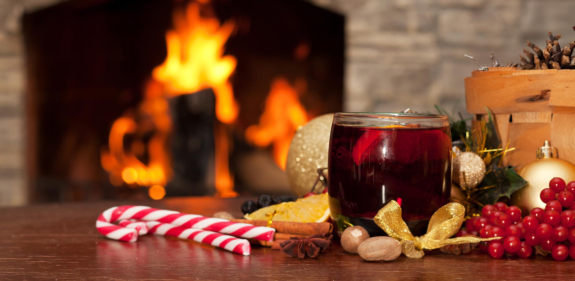 glühwein  weihnachtsdekoration auf dem tisch neben dem kamin