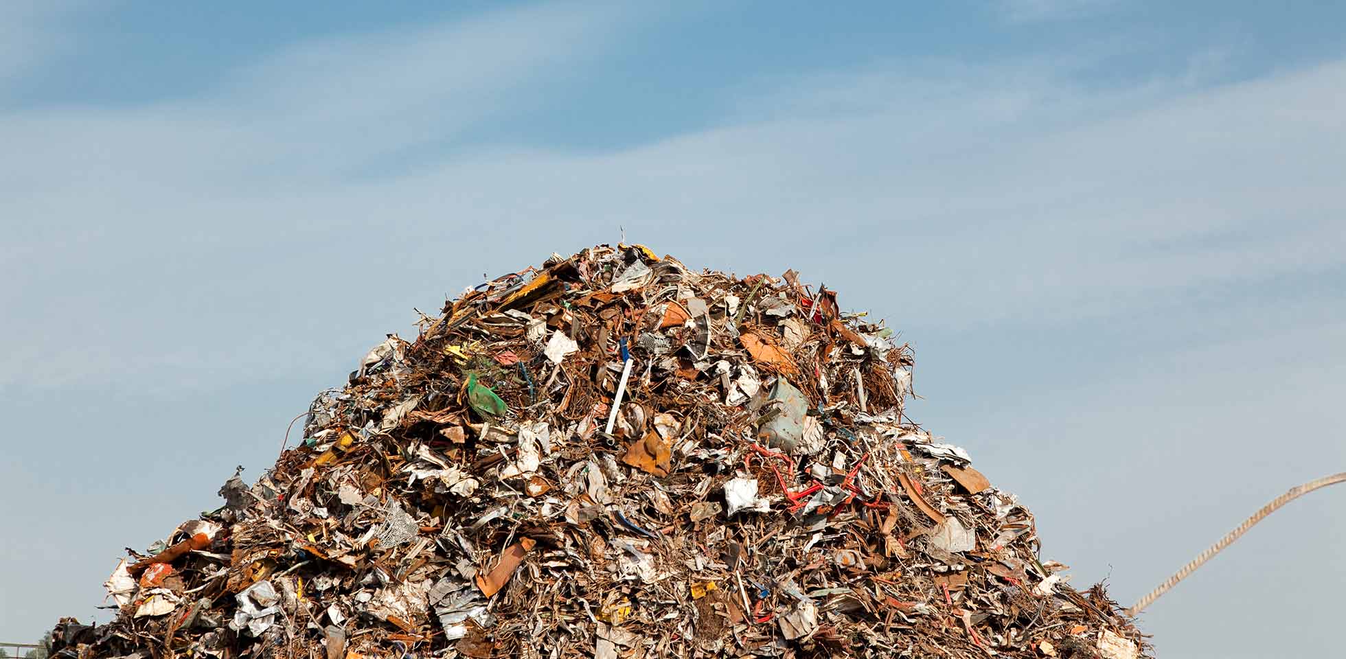 ein riesiger haufen altmetall ragt in den himmel. symbolbild kreisläufe