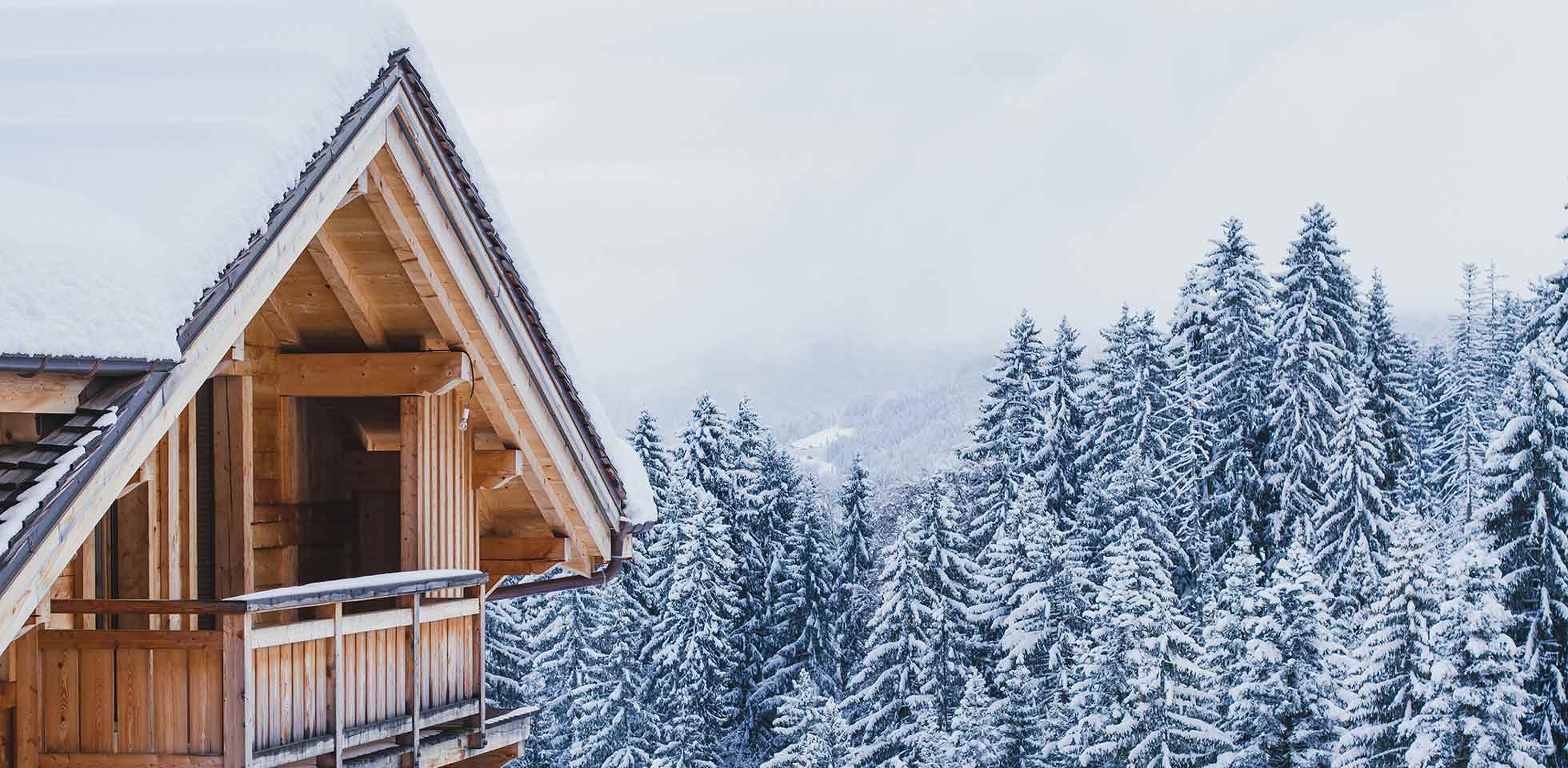 winterferien, skiurlaub hintergr, holzhaus unter schnee in den alpen. symbolbild wintersaison im hotel
