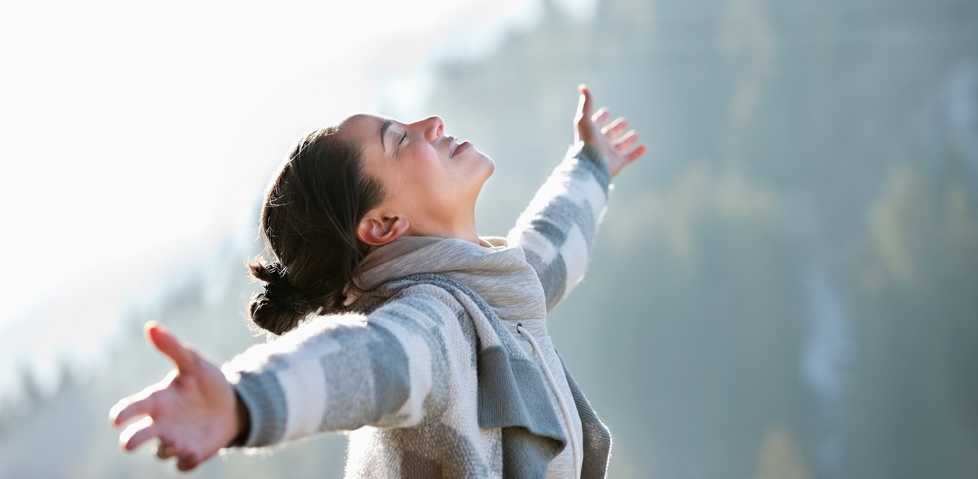 30–34 jahre; ausgestreckte arme; asiatische ethnizität; brünett; sorglos; freizeitkleidung; kaukasisch; chinesischer ethnie; farbbild; kopierraum; kubanischer ethnie; tag; energie; freude; geschlossene augen; fokus auf vorgr; freiheit; einfrieren; dem alltag entfliehen; haarknoten; harmonie; kopf  schultern; horizontal; lateinamerikanischer  hispanischer ethnie; les diablerets; tleres erwachsenenalter; frauen tleren alters; gemischte ethnische zugehörigkeit; natur; eine person; im freien; menschen; fotografie; profil; seitenansicht; stehend; sonnig; schweiz; reisen; urlaub; vitalität; wohlbefinden; winter; frau