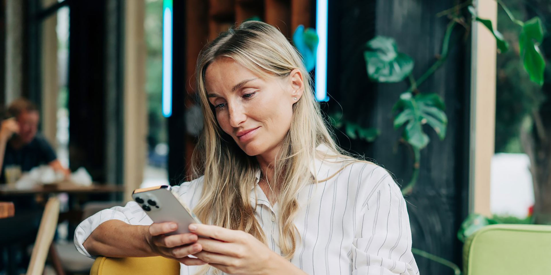 woman on phone, gesun schlaf