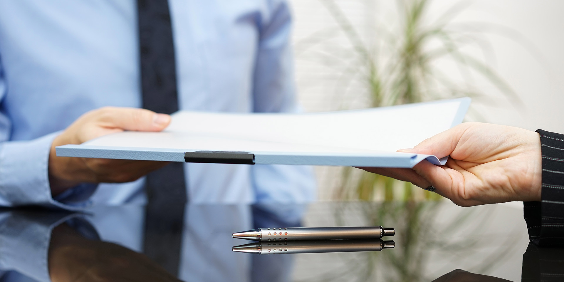 geschäftsmann läuft  vereinbarung unterzeichnet an ken nach erfolgreicher verhandlungen, grün