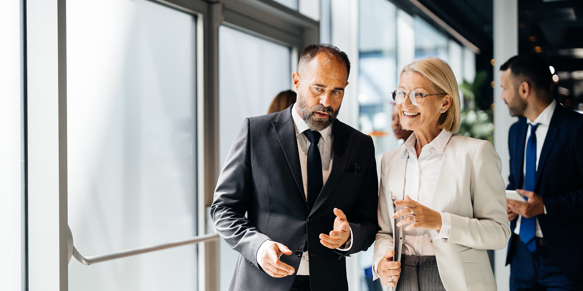 geschäftsleute diskutieren im bürokorridor, führung