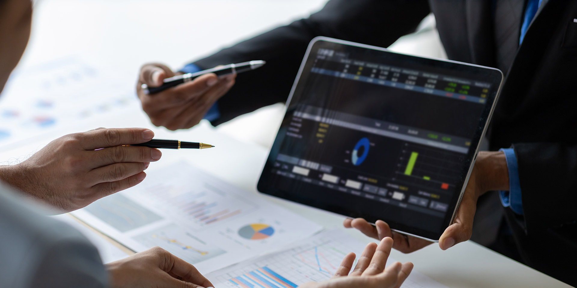 business adviser meeting to analyze and discuss the situation on the financial report in the meeting room. investment consultant, financial consultant, financial advisor and accounting concept, vermögen