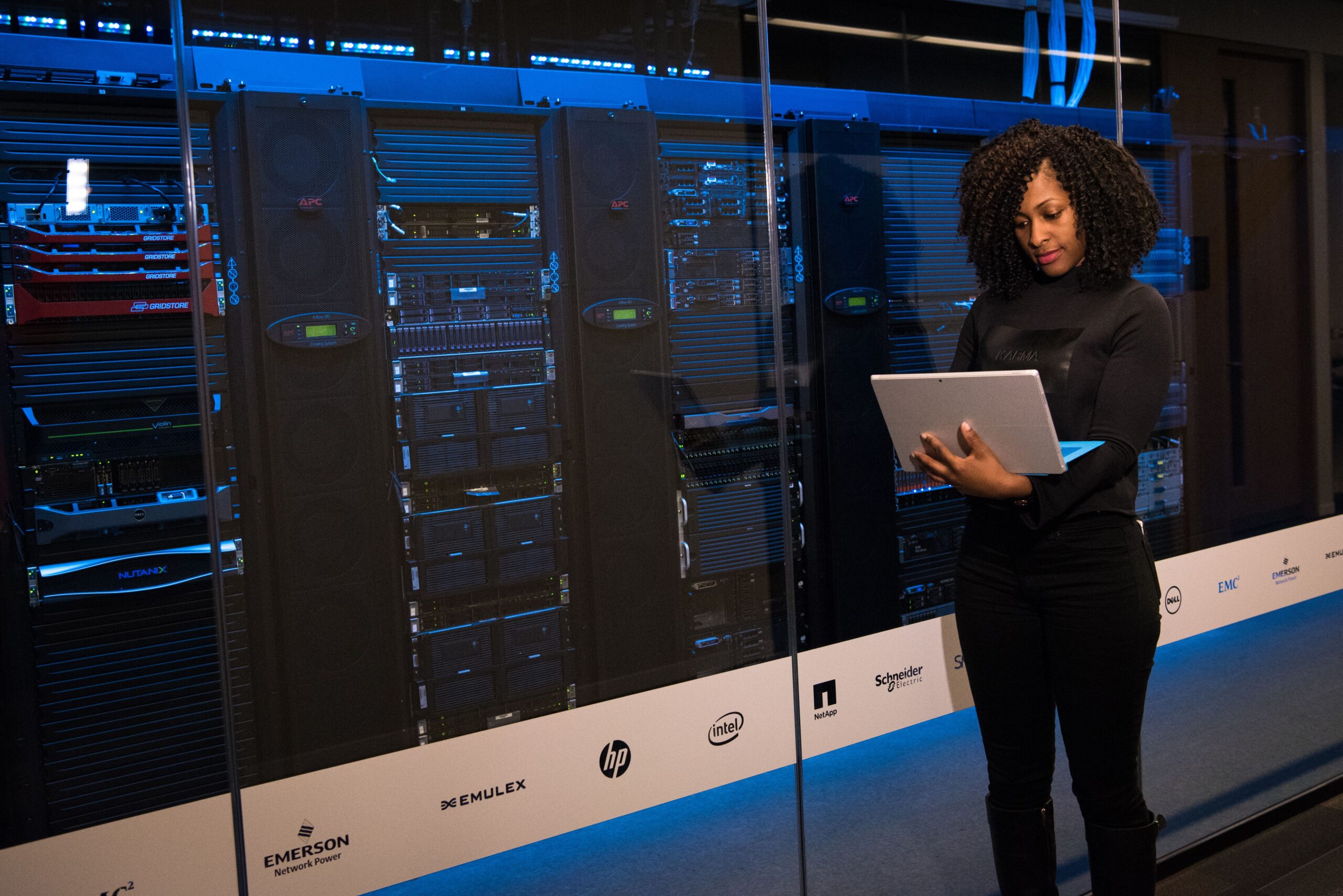 vom ki-hype zum geschäftsnutzen: wie intelligente infrastruktur den it-betrieb veränt
